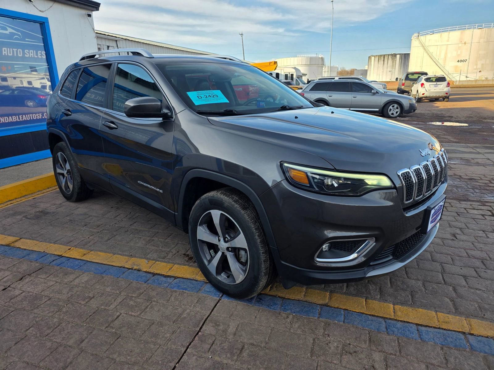 Used 2019 Jeep Cherokee Limited image 2