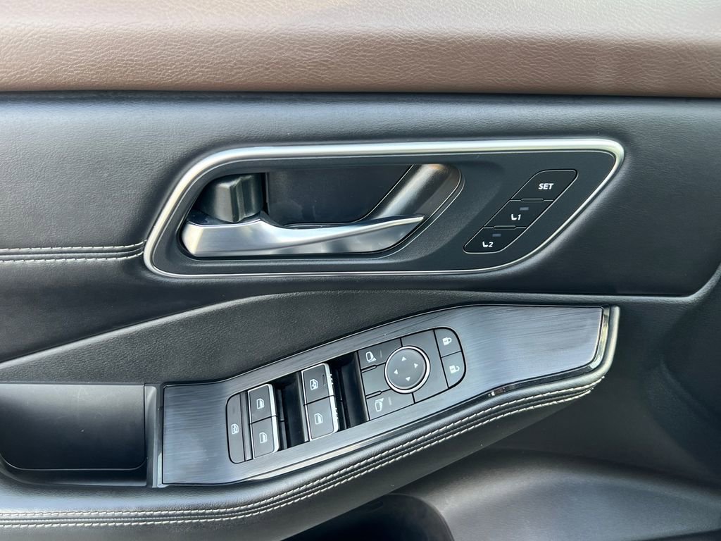 Used 2021 Nissan Rogue Platinum image 19