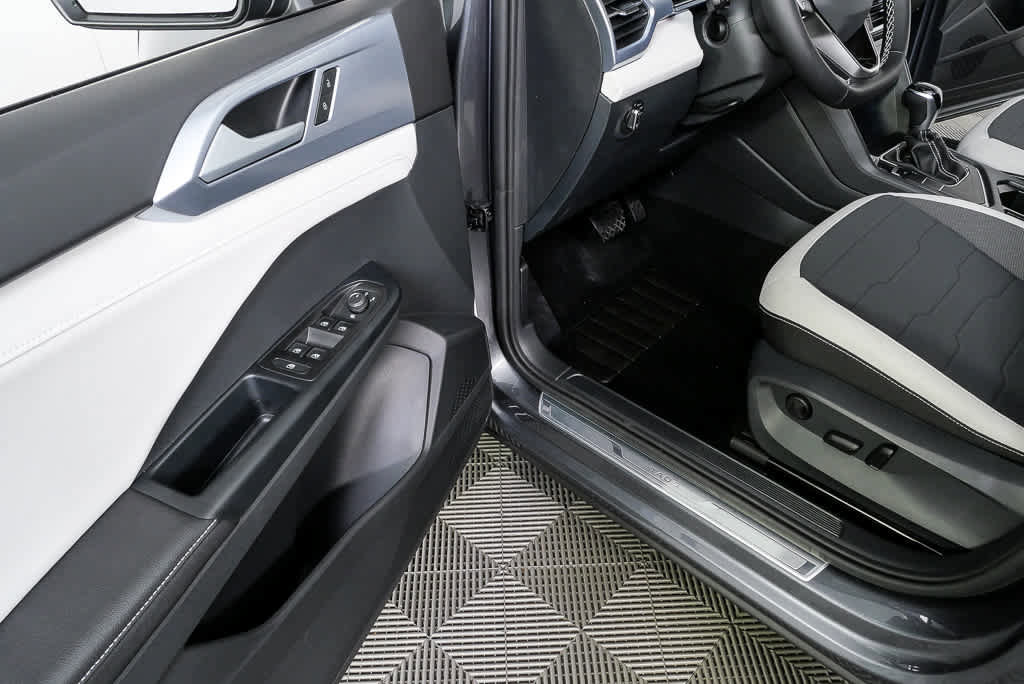 New 2026 Volkswagen Taos SE FWD image 7