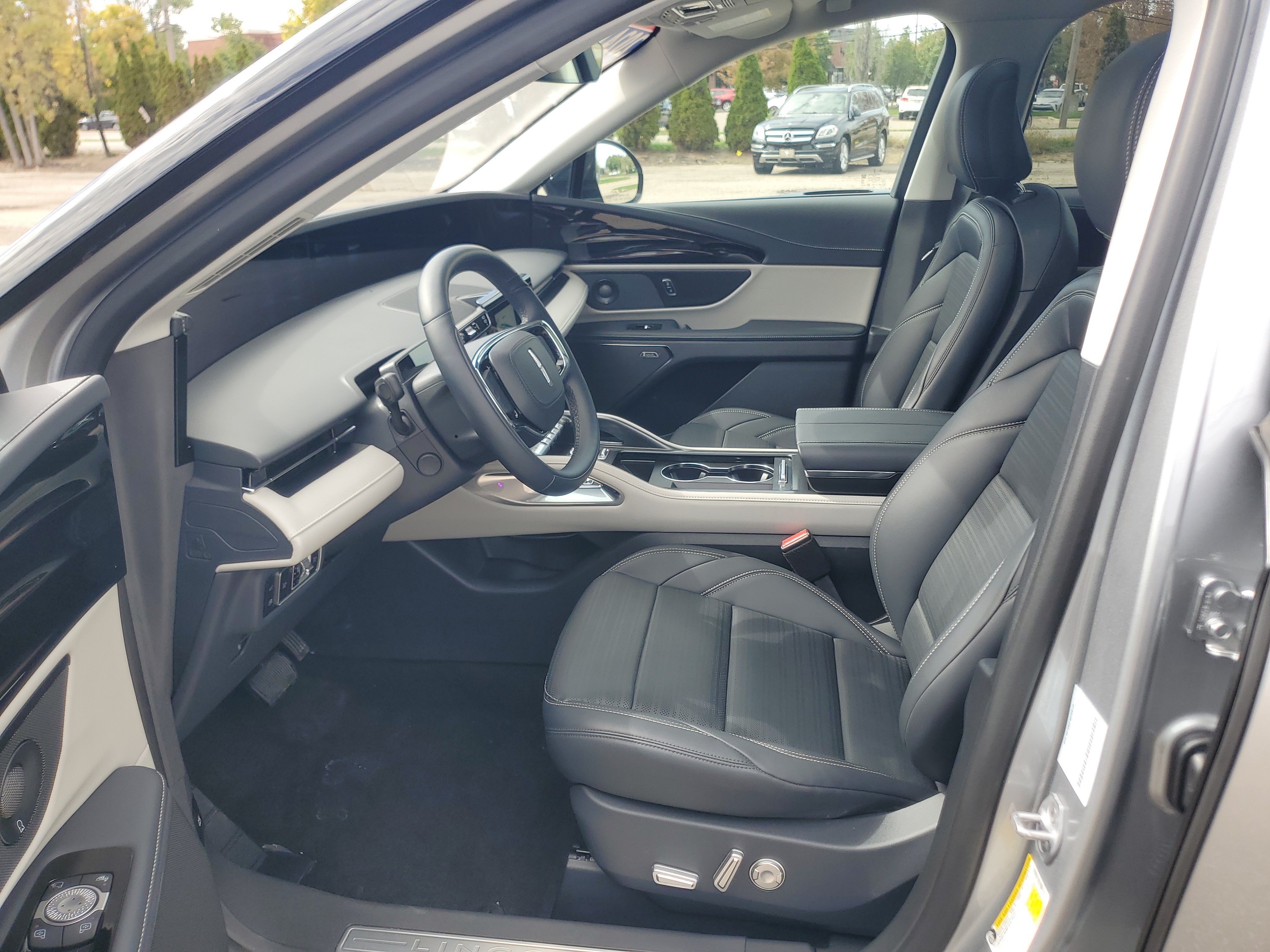 Certified 2025 Lincoln Nautilus Reserve AWD/4WD image 12