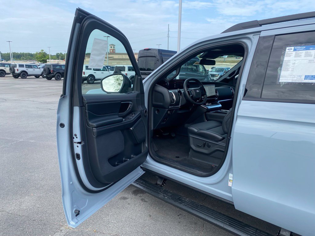 New 2027 Ford Expedition Platinum w/ Stealth Performance Package AWD/4WD image 10