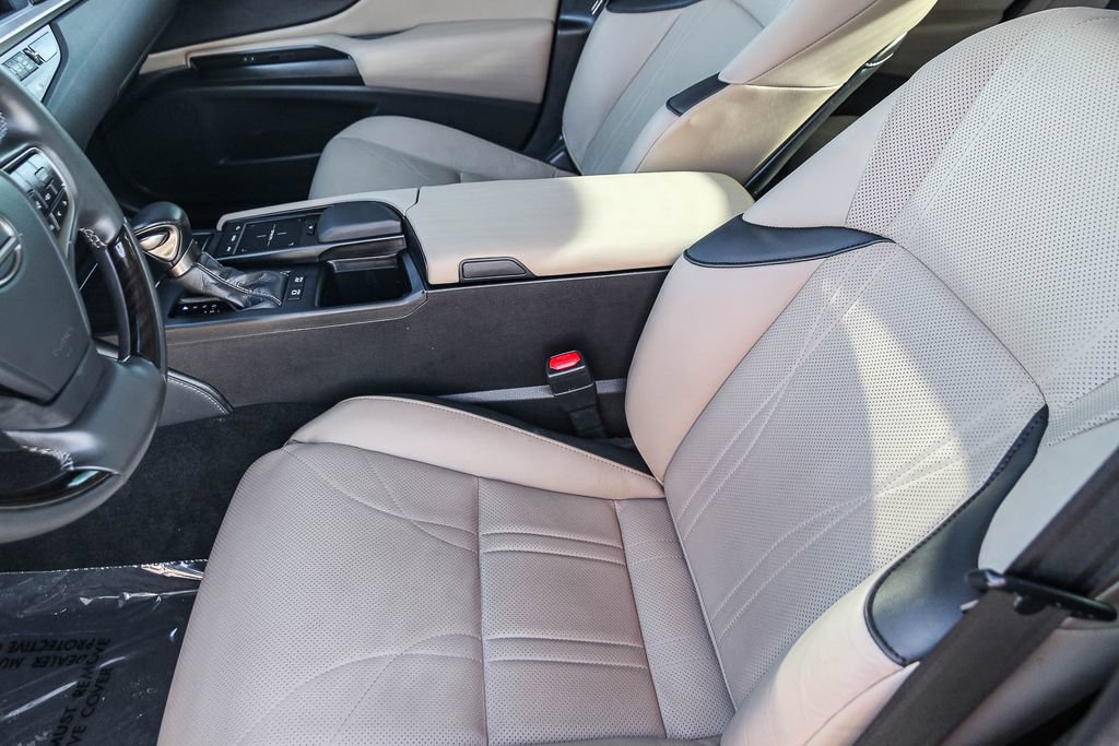 Used 2020 Lexus ES 300h w/ Accessory Package FWD image 18