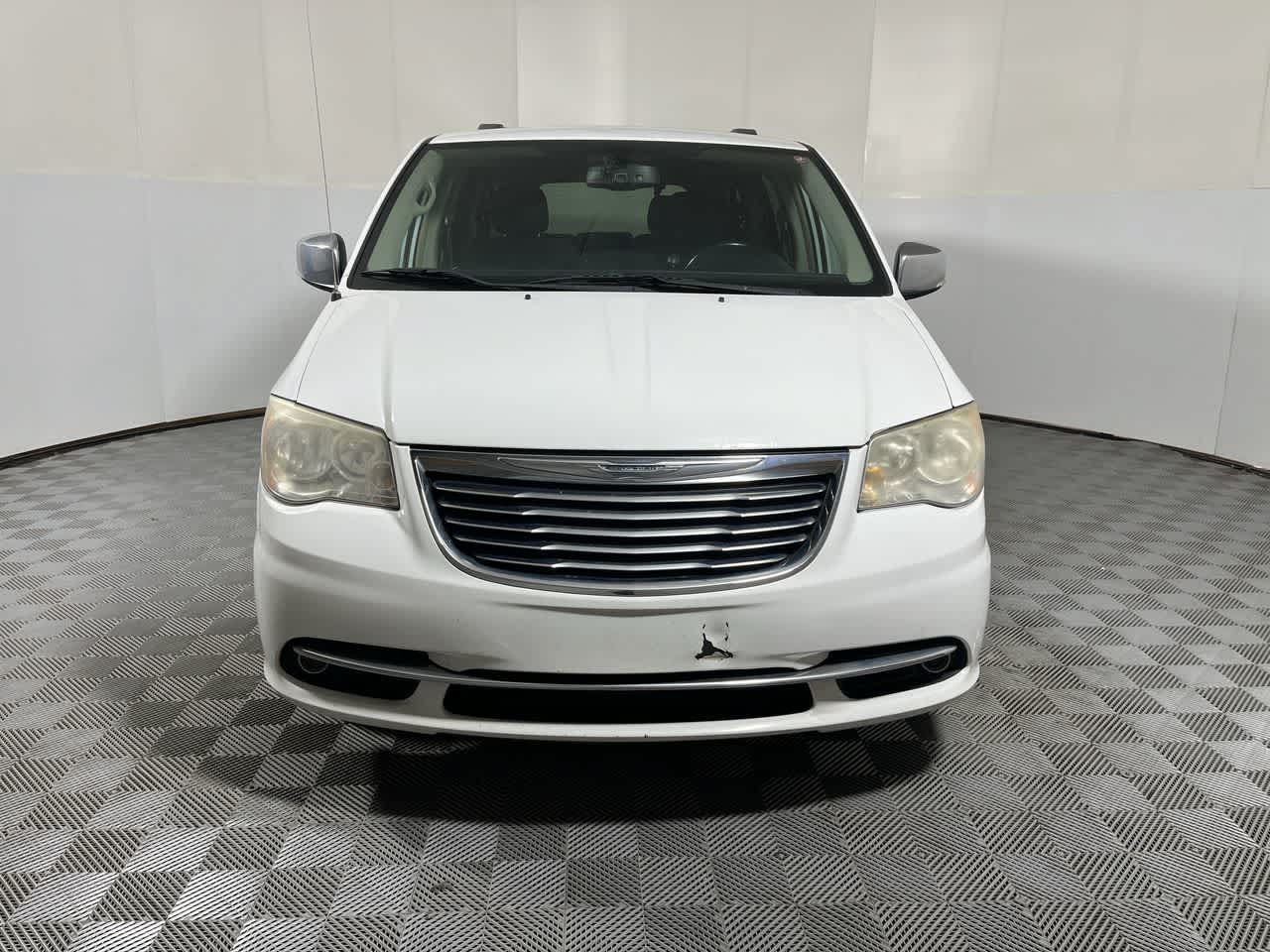 Used 2014 Chrysler Town & Country Touring-L FWD image 3