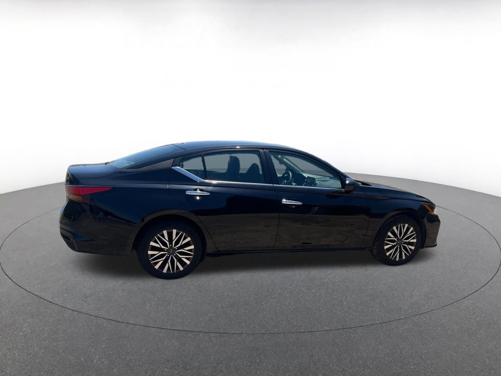 Used 2025 Nissan Altima 2.5 SV FWD image 16