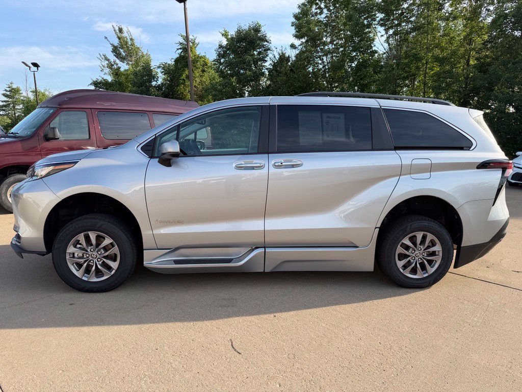 Used 2023 Toyota Sienna XLE w/ XLE Plus Package FWD image 2
