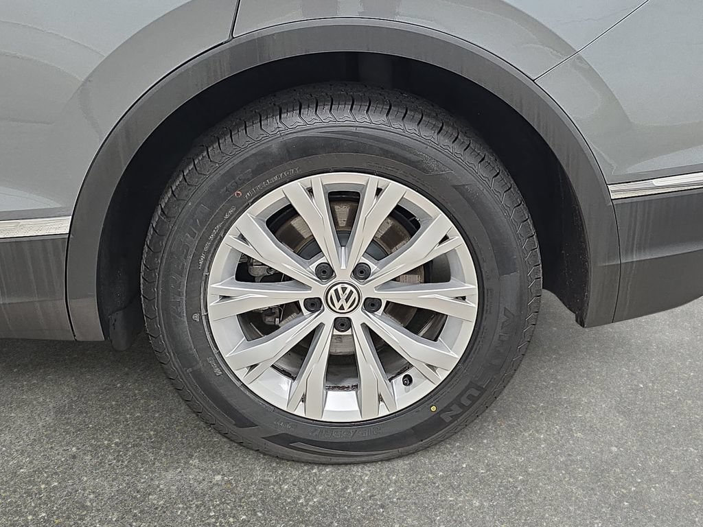 Used 2018 Volkswagen Tiguan SE AWD/4WD image 32