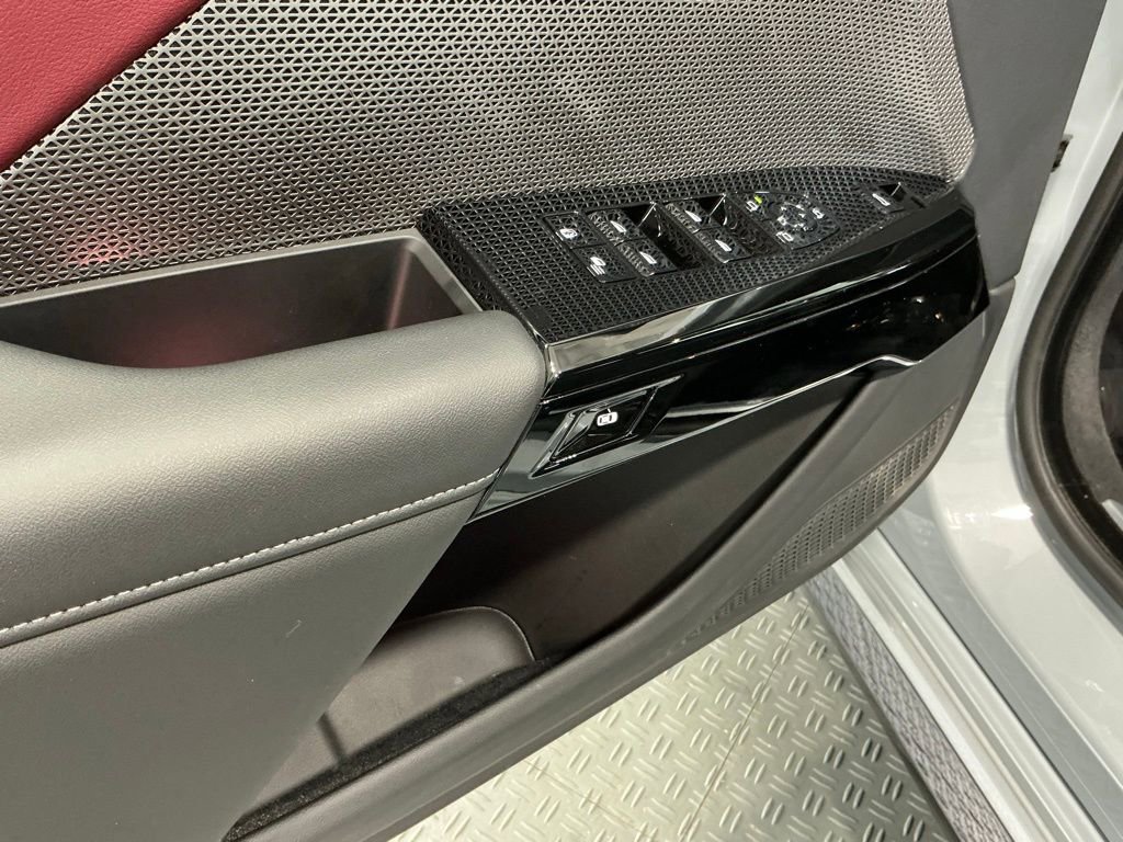 Used 2026 BMW 740i xDrive image 37