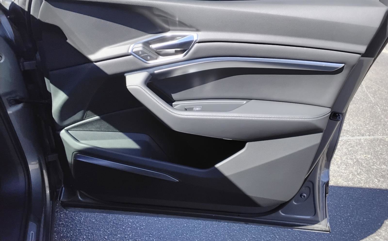 Used 2023 Audi e-tron Premium Plus w/ Premium Plus Package image 21