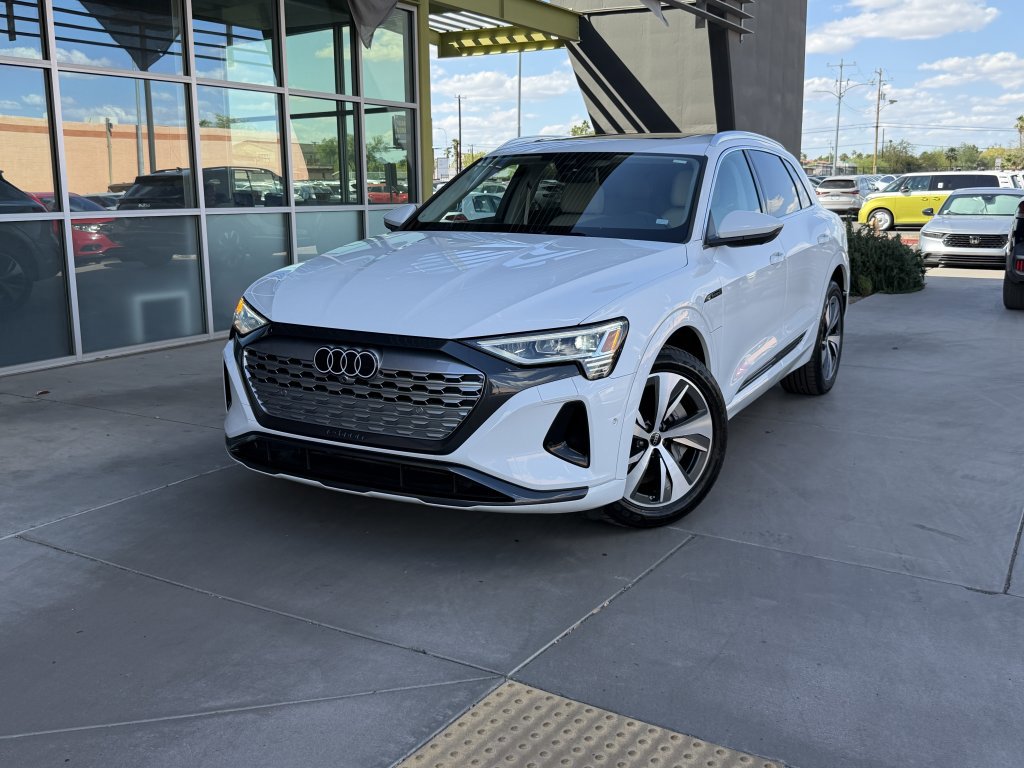 Used 2024 Audi Q8 e-tron Premium Plus w/ Premium Plus Package image 2