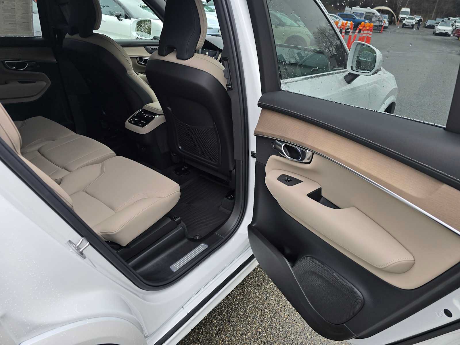 New 2026 Volvo XC90 B6 Plus w/ Protection Package Premier AWD/4WD image 14