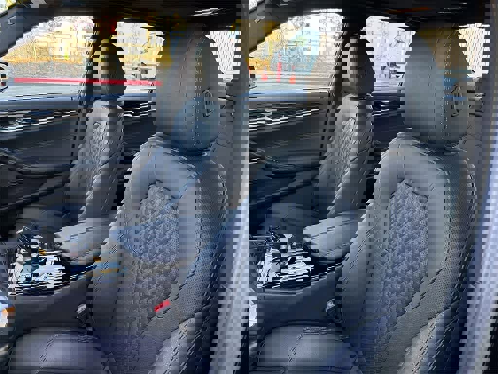 Used 2023 BMW 530e xDrive image 28