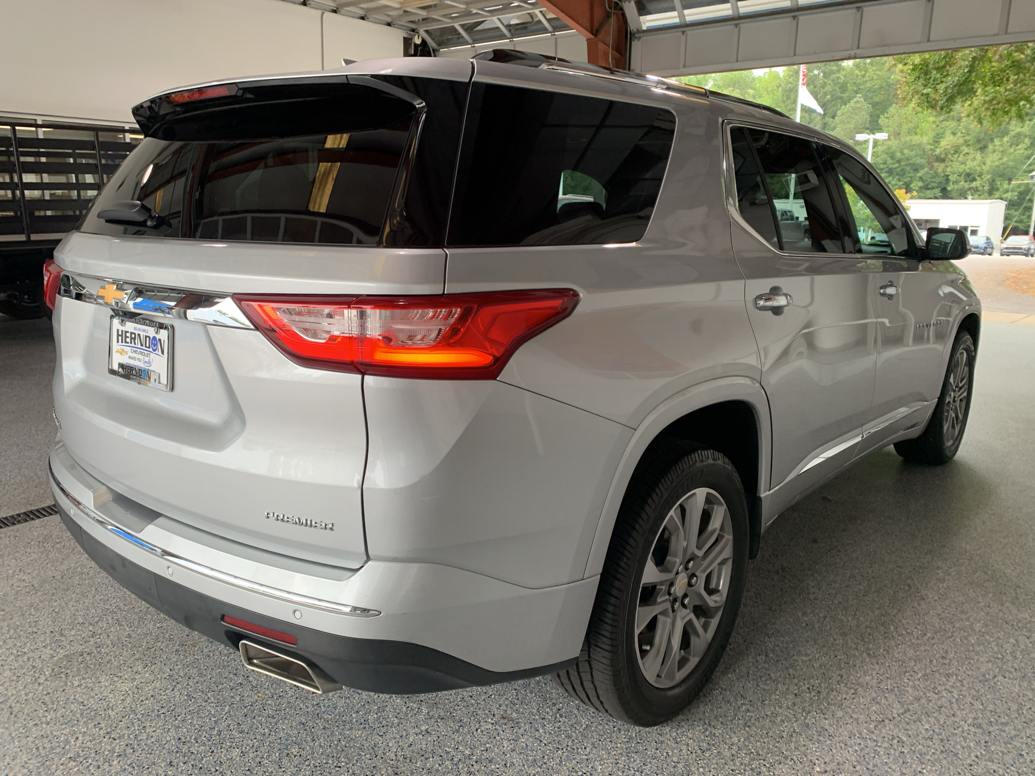 Used 2019 Chevrolet Traverse Premier w/ Driver Confidence II Package FWD image 10