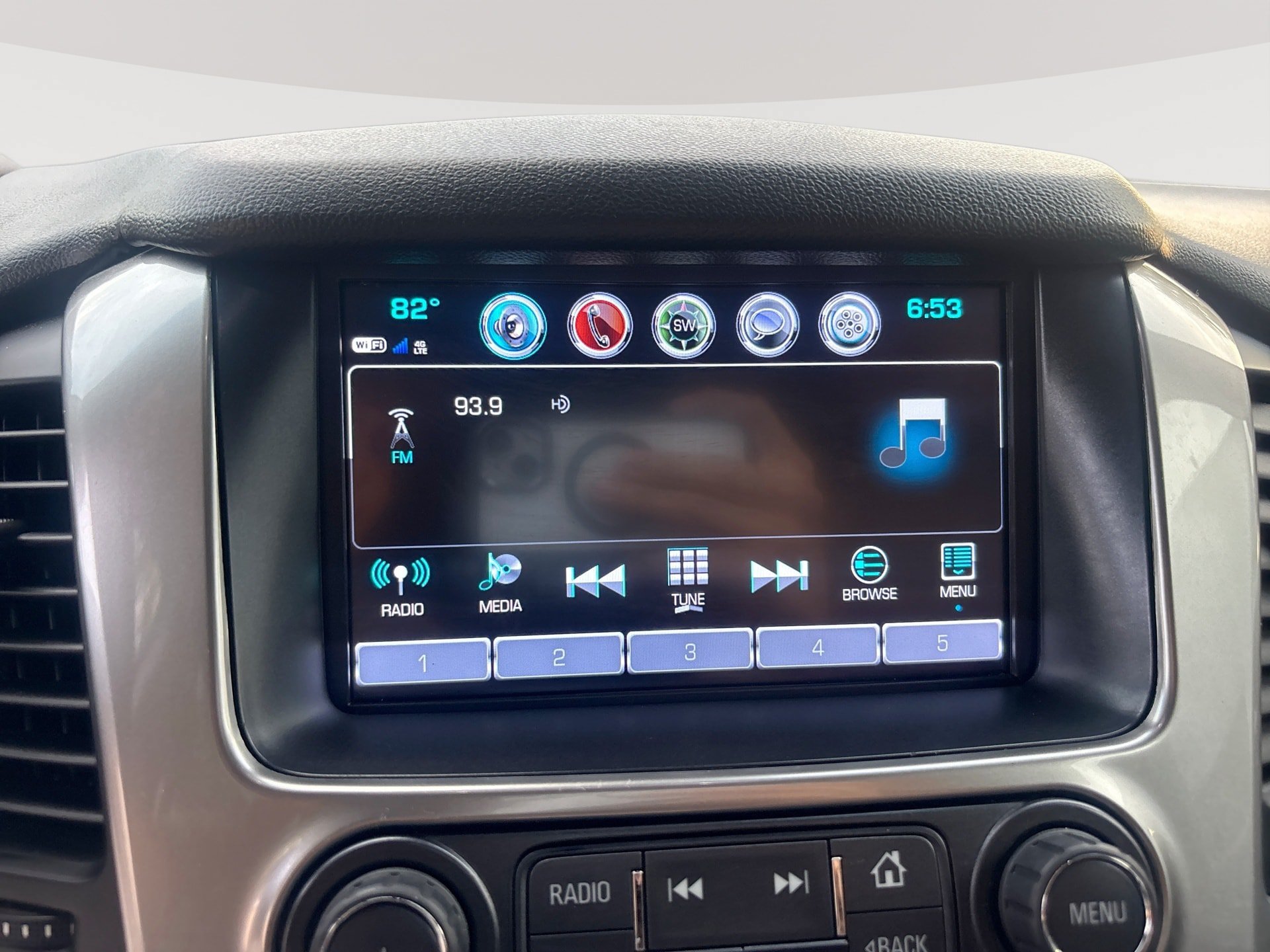 Used 2019 Chevrolet Suburban Premier w/ Premier Plus Edition AWD/4WD image 12