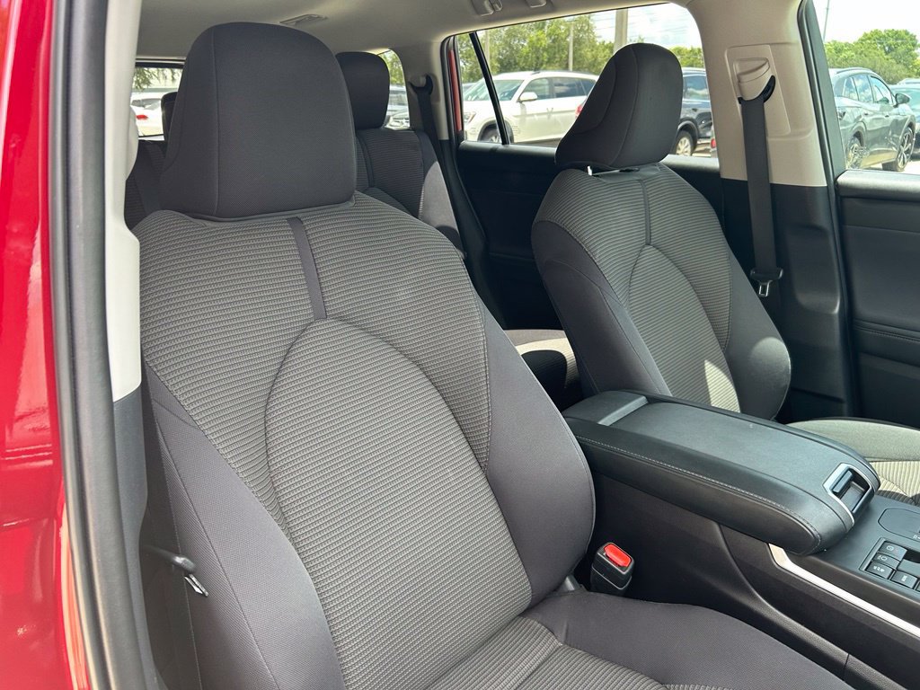 Used 2024 Toyota Highlander LE FWD image 33