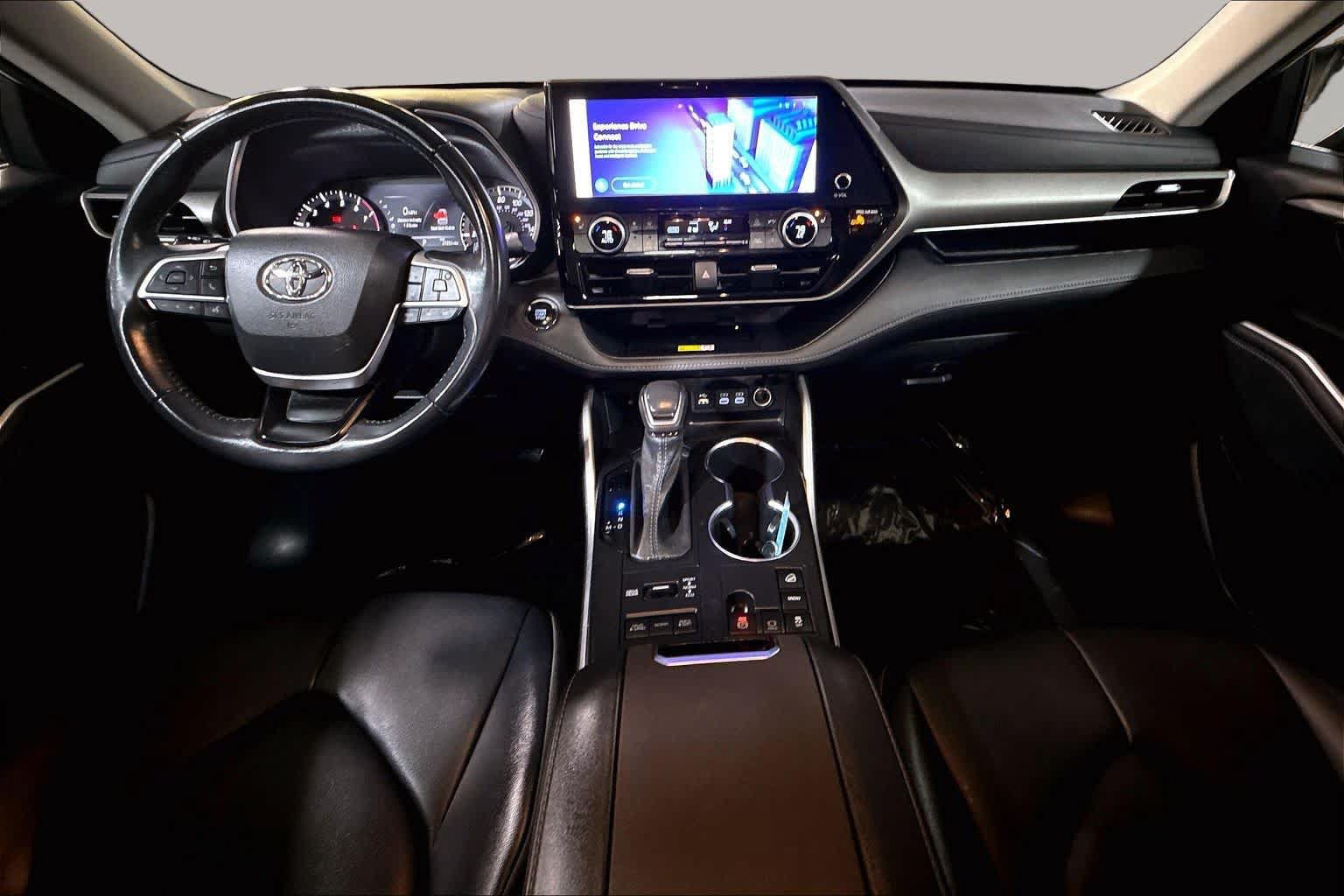 Used 2023 Toyota Highlander XLE AWD/4WD image 16
