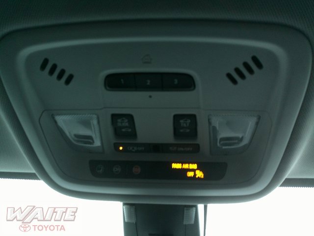 Used 2020 Chevrolet Traverse LT image 18