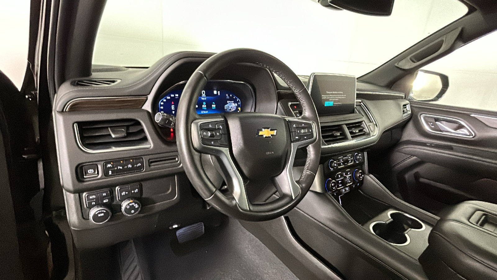 Used 2022 Chevrolet Suburban LT AWD/4WD image 17