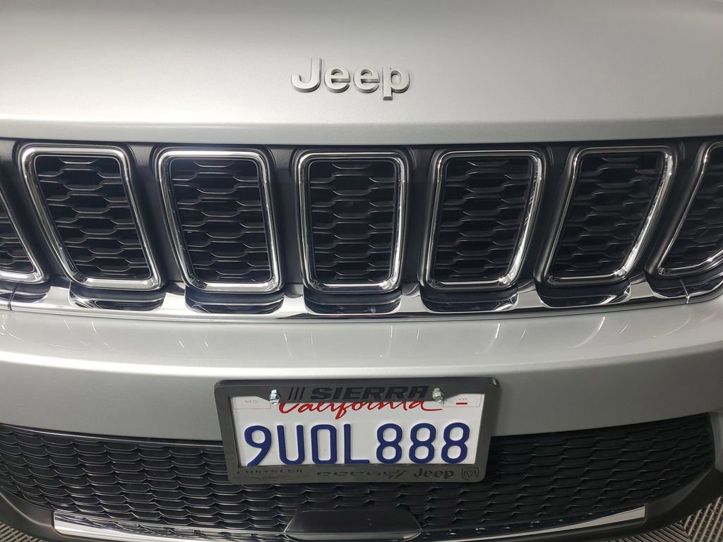 Used 2025 Jeep Grand Cherokee Laredo X image 10