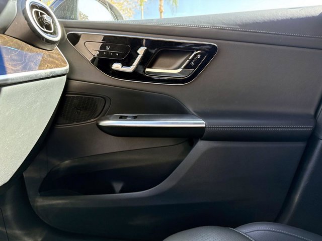 Used 2025 Mercedes-Benz GLC 300 image 23