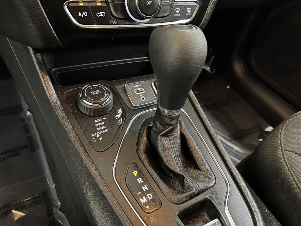 Used 2020 Jeep Cherokee Latitude w/ Cold Weather Group image 17