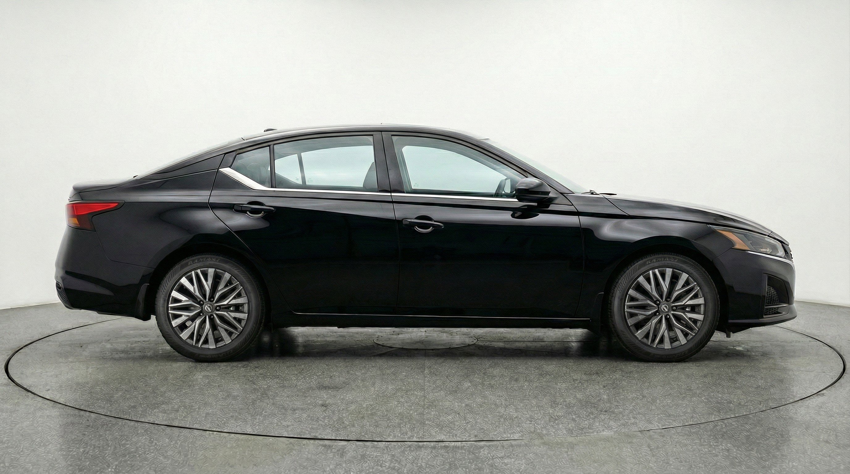 Used 2025 Nissan Altima 2.5 SV image 11