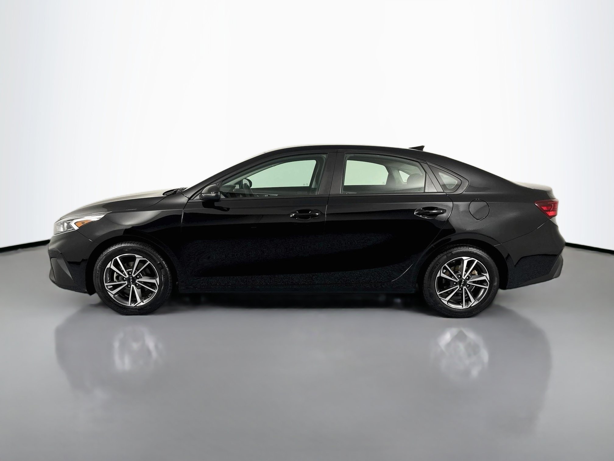 Used 2023 Kia Forte LXS w/ LXS Technology Package FWD image 8