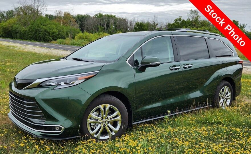 Used 2026 Toyota Sienna Limited image 1