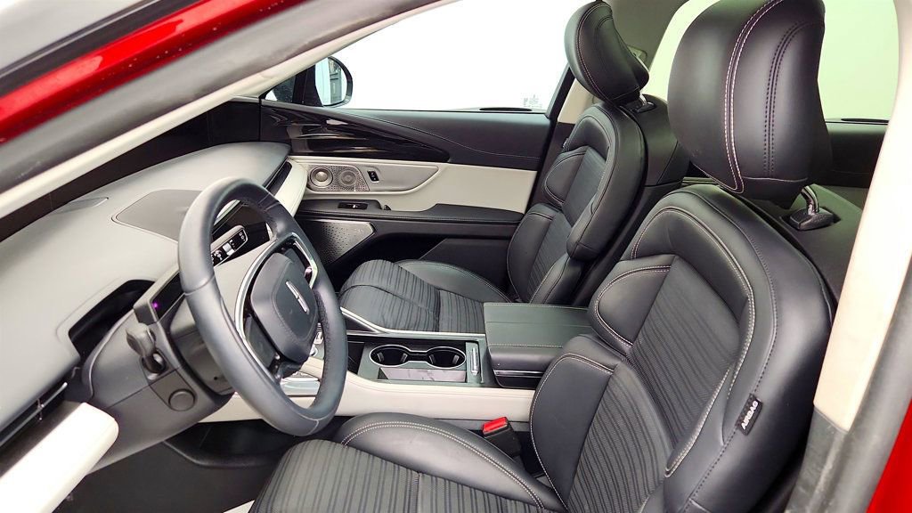 Used 2025 Lincoln Nautilus Reserve image 22