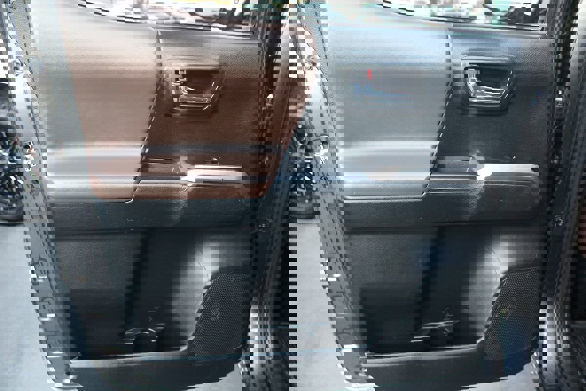 Used 2017 Toyota Tacoma Limited image 17