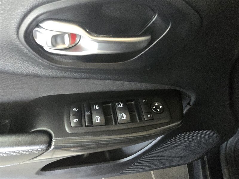 Used 2014 Jeep Cherokee Latitude AWD/4WD image 17