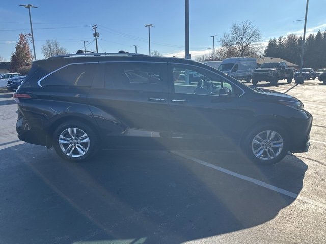 Used 2022 Toyota Sienna Limited image 3