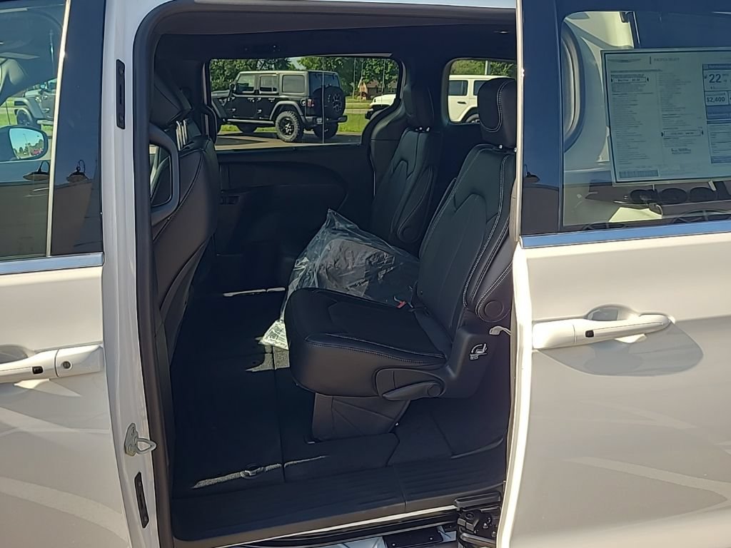 New 2025 Chrysler Pacifica Select FWD image 13