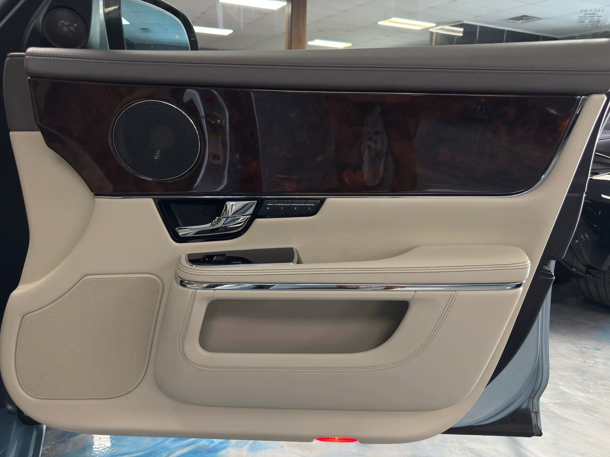 Used 2012 Jaguar XJ image 19