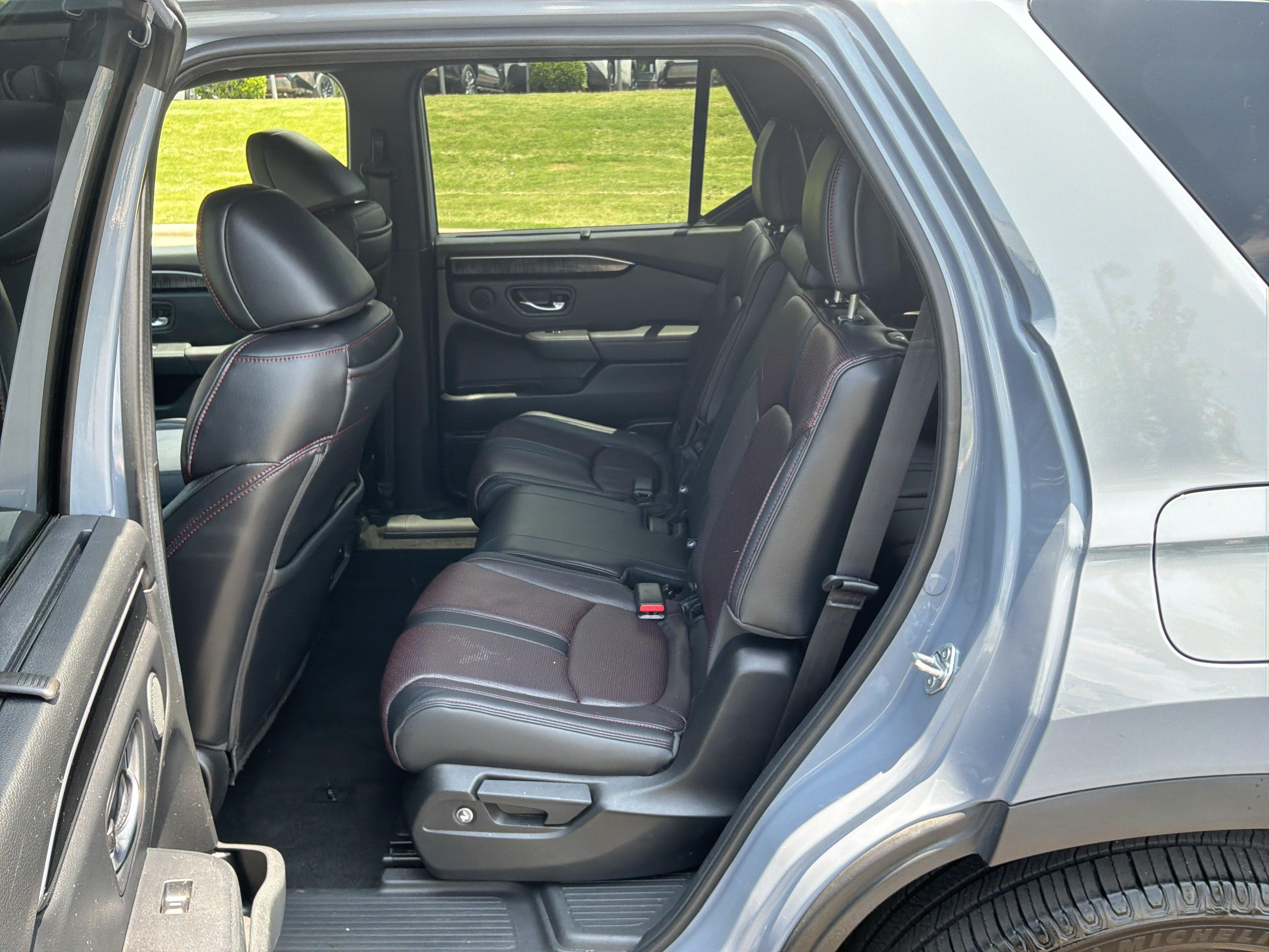 Used 2025 Honda Pilot Black Edition image 30