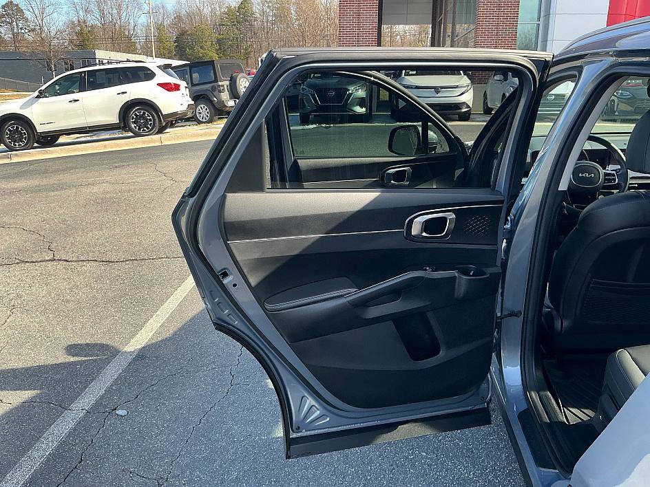 Used 2025 Kia Sorento EX image 17