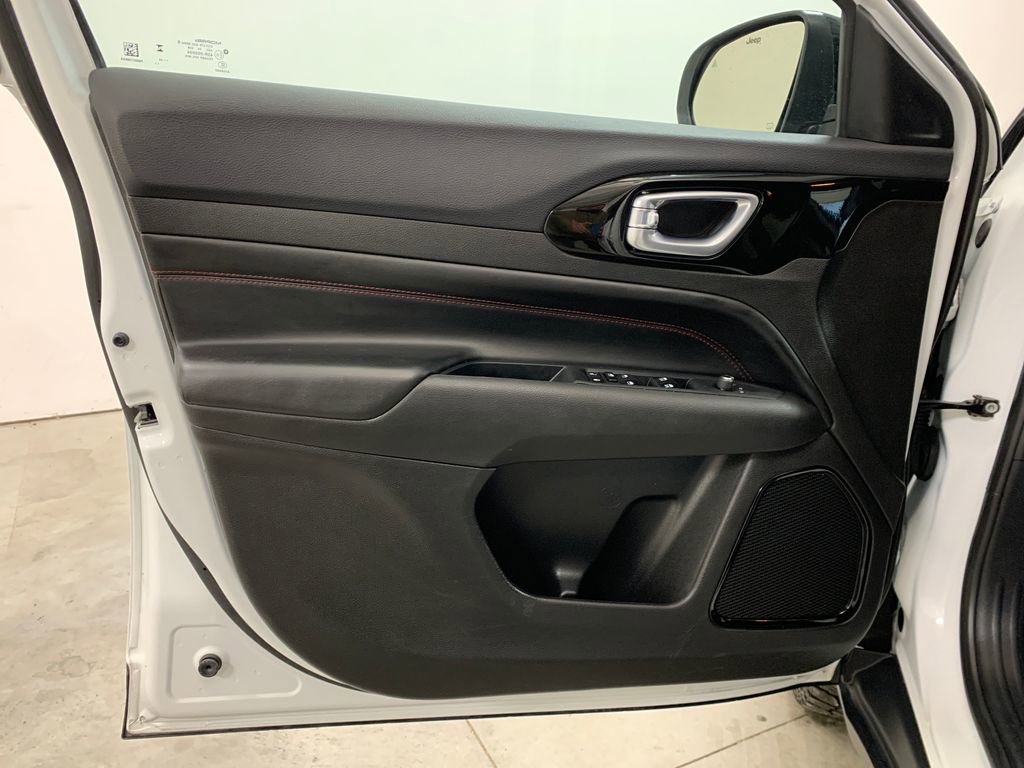 Used 2024 Jeep Compass Trailhawk image 4