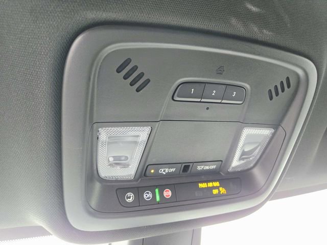 Used 2023 Chevrolet Traverse LT image 30