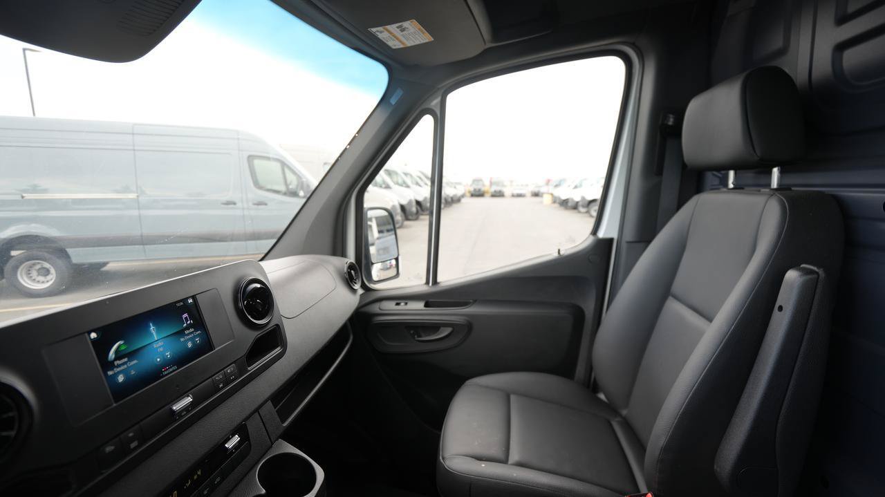 Used 2024 Mercedes-Benz Sprinter 2500 image 22