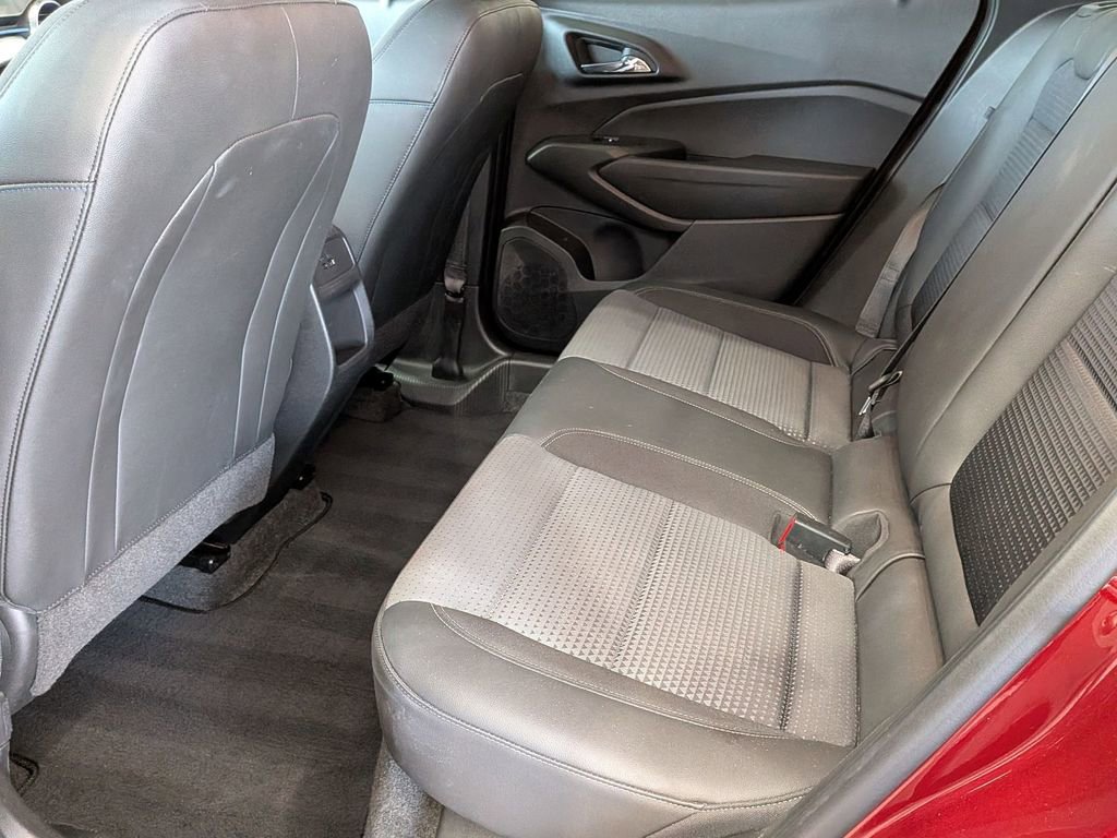 Used 2025 Chevrolet Trax LT w/ LT Convenience Package image 19