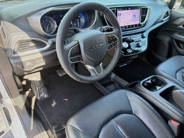 Used 2025 Chrysler Pacifica Select FWD image 10