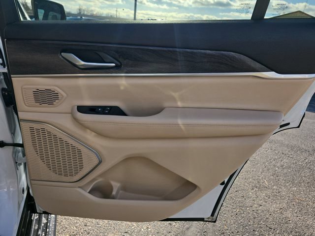 Used 2025 Jeep Grand Cherokee L Limited AWD/4WD image 18