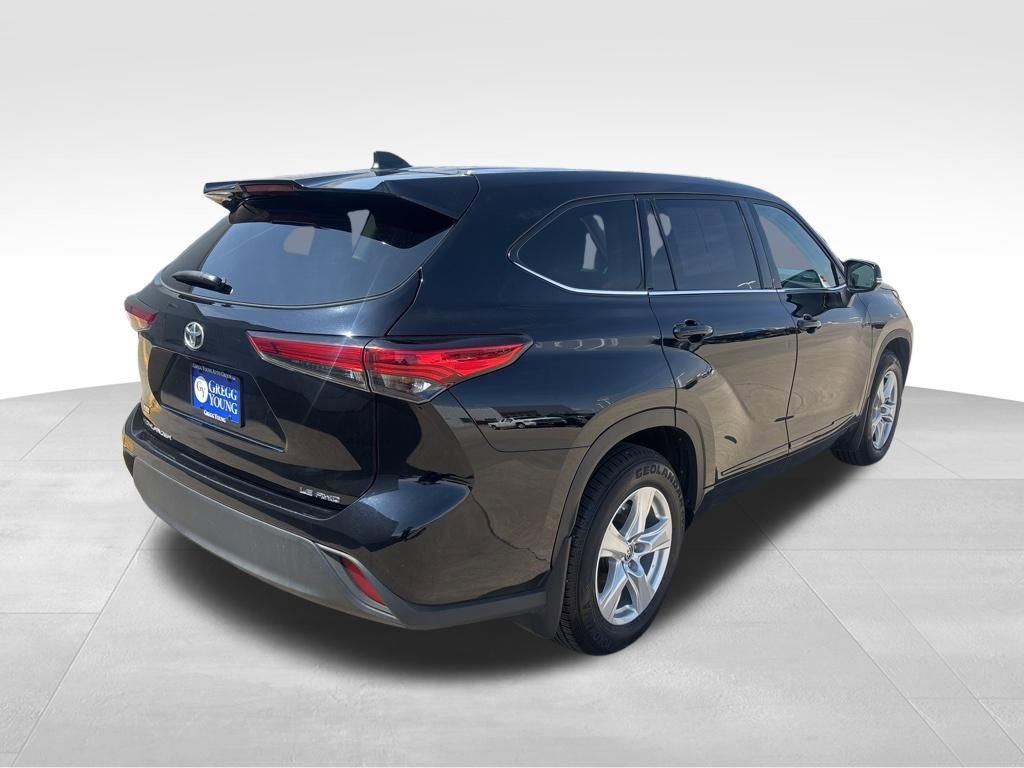 Used 2022 Toyota Highlander LE image 7