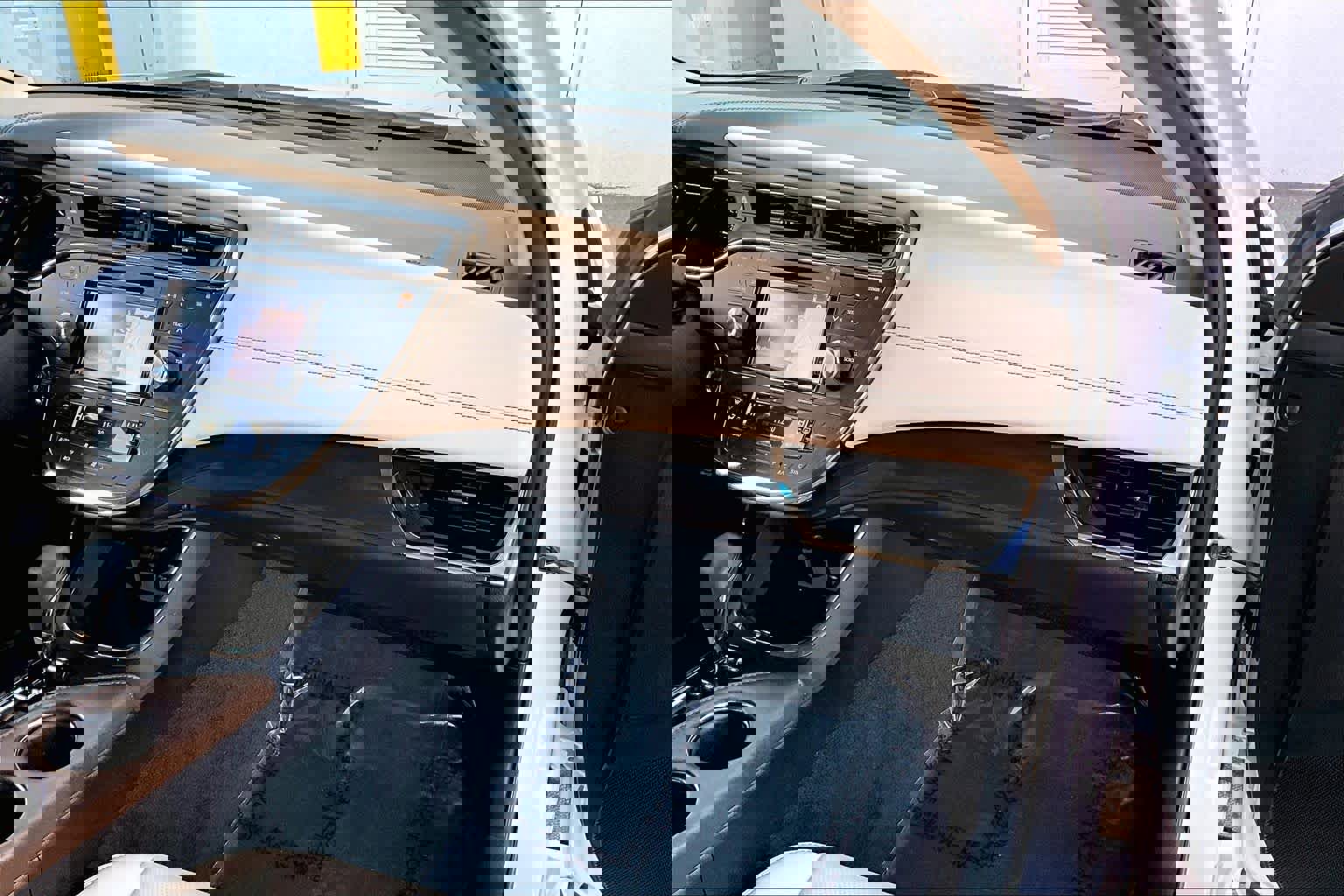 Used 2018 Toyota Avalon Limited image 18