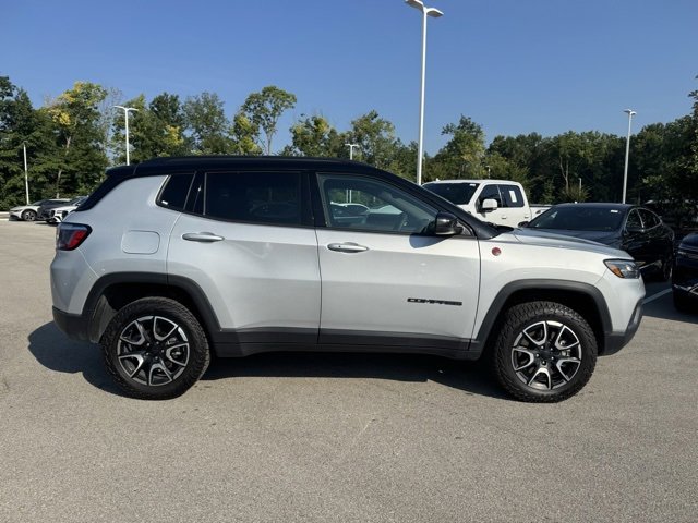 Used 2024 Jeep Compass Trailhawk image 2