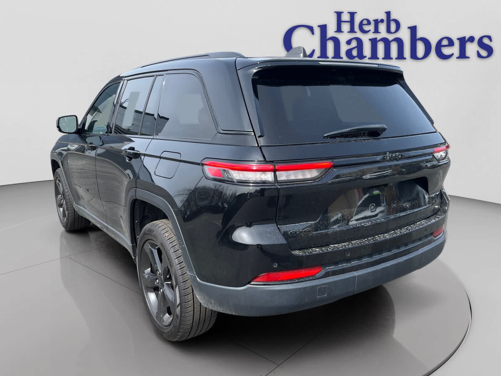 Used 2023 Jeep Grand Cherokee Altitude AWD/4WD image 3