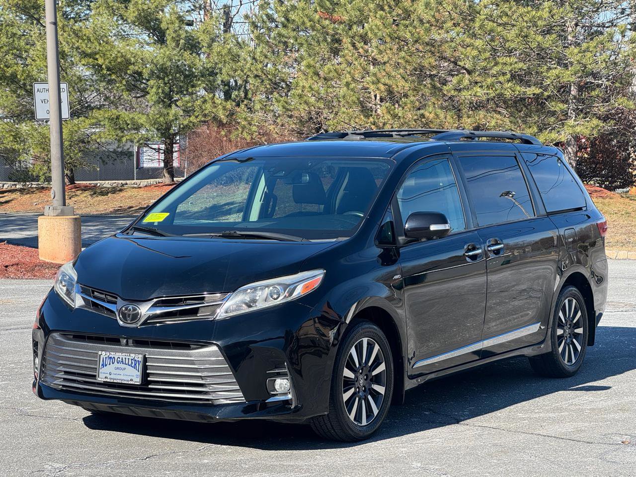 Used 2018 Toyota Sienna Limited Premium image 3