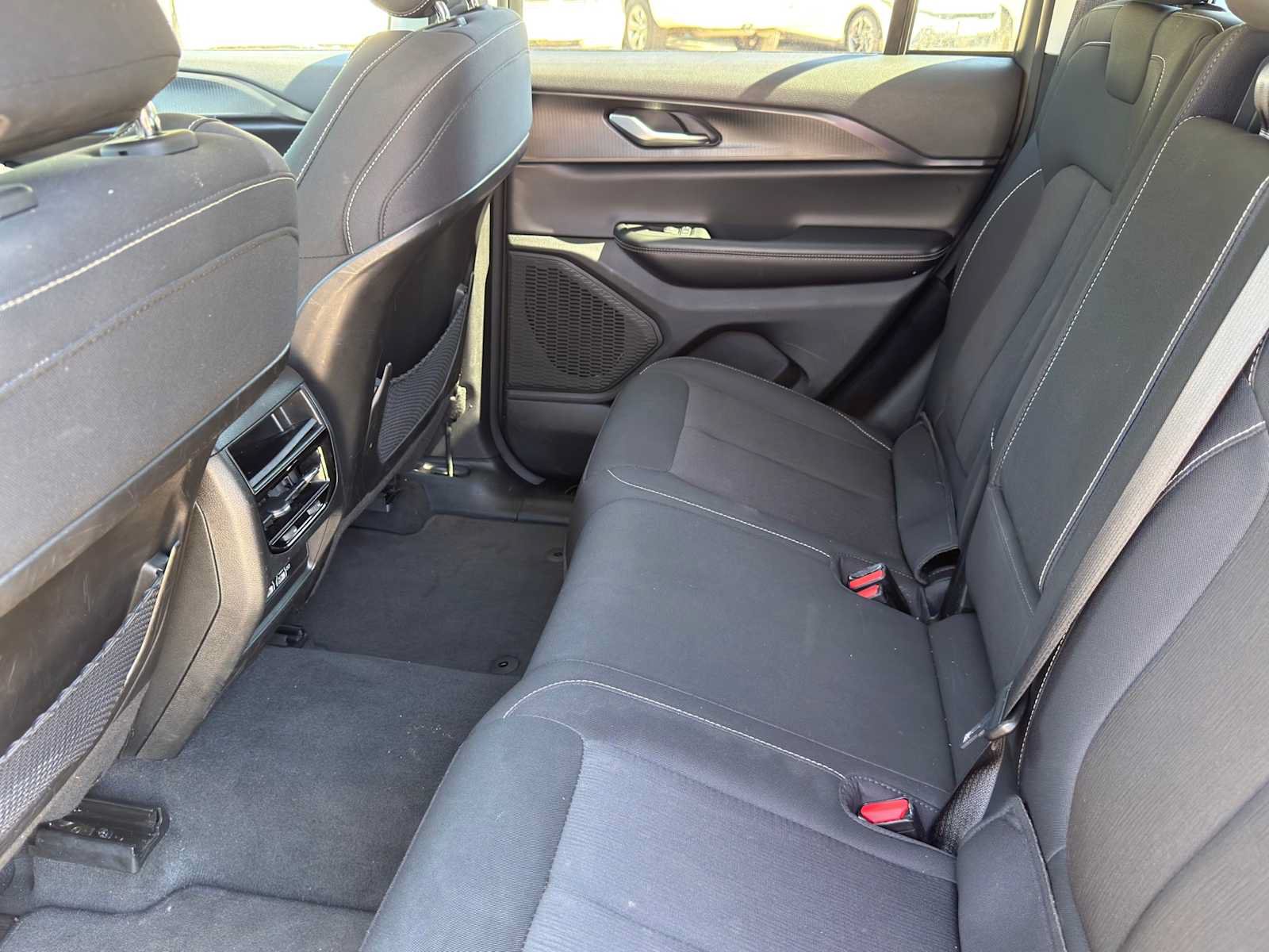 Used 2023 Jeep Grand Cherokee Laredo RWD image 30