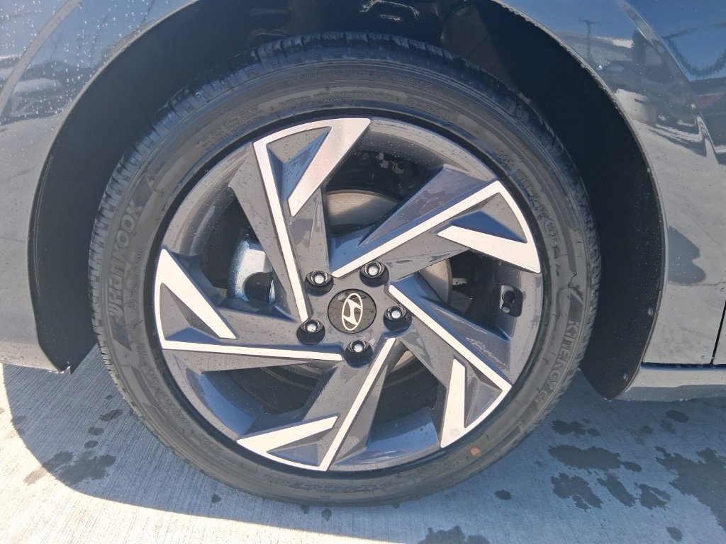 New 2025 Hyundai Elantra Limited image 9