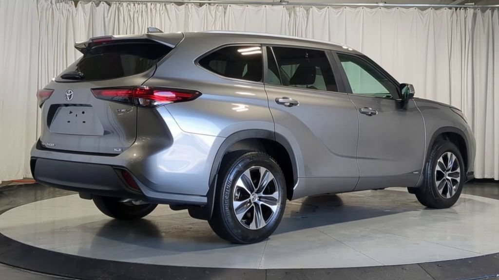 Used 2025 Toyota Highlander XLE AWD/4WD image 10