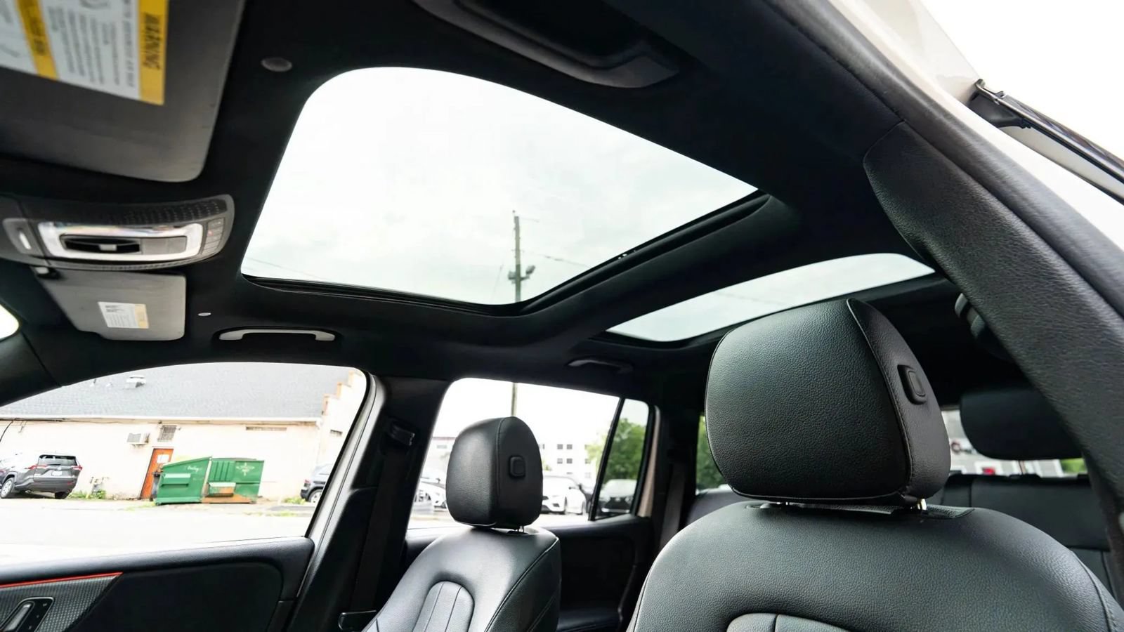 Used 2020 Mercedes-Benz GLB 250 4MATIC w/ Premium Package image 39